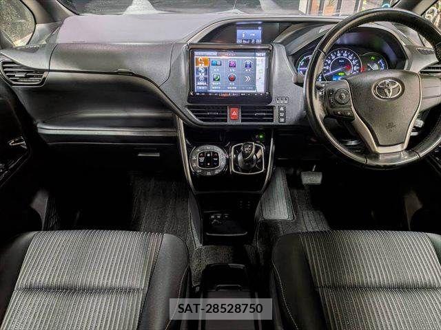 Toyota VOXY HYBRID 2019-08 8832451-2