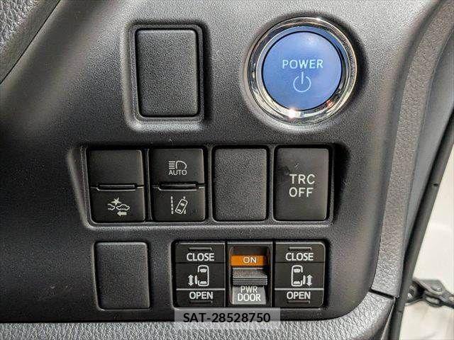 Toyota VOXY HYBRID 2019-08 8832451-7