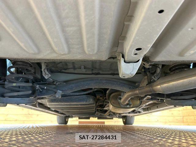 Toyota VOXY HYBRID 2015-10 8832458-19