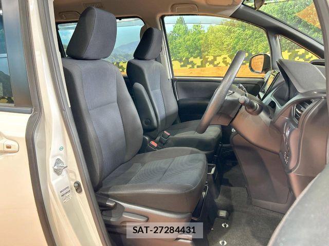 Toyota VOXY HYBRID 2015-10 8832458-7
