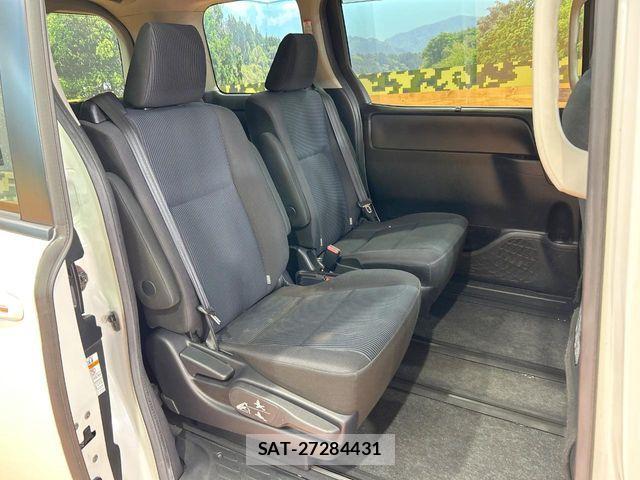 Toyota VOXY HYBRID 2015-10 8832458-8