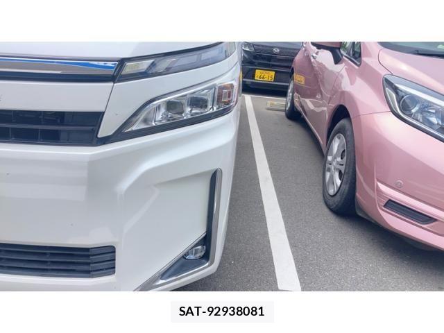 Toyota VOXY HYBRID 2018-03 8832463-13
