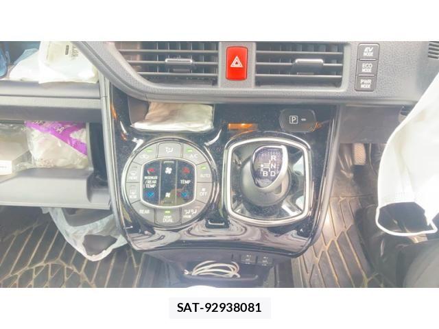 Toyota VOXY HYBRID 2018-03 8832463-18