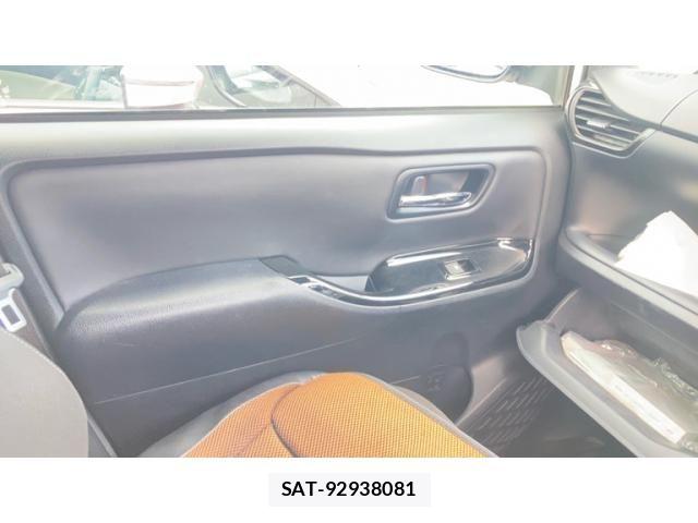Toyota VOXY HYBRID 2018-03 8832463-23