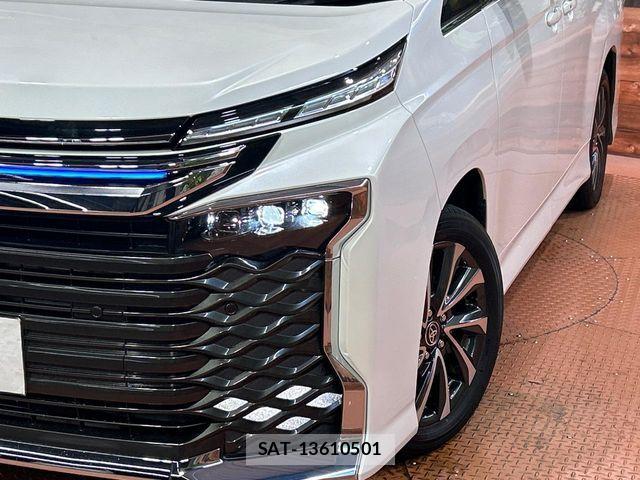 Toyota VOXY HYBRID 2024-08 8851058-12