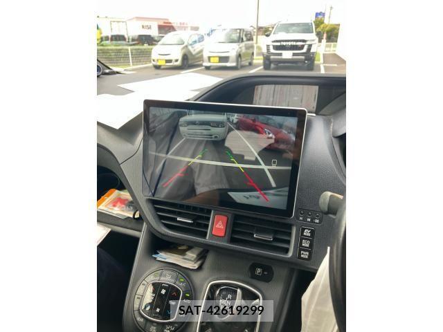 Toyota VOXY HYBRID 2014-05 8851068-15