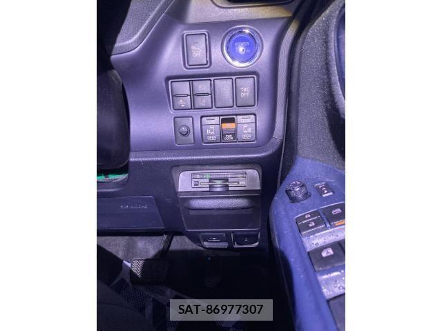 Toyota VOXY HYBRID 2016-02 8851071-15