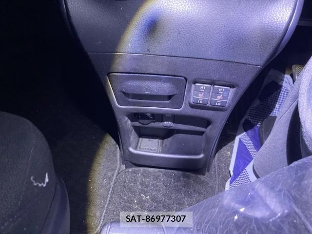 Toyota VOXY HYBRID 2016-02 8851071-21