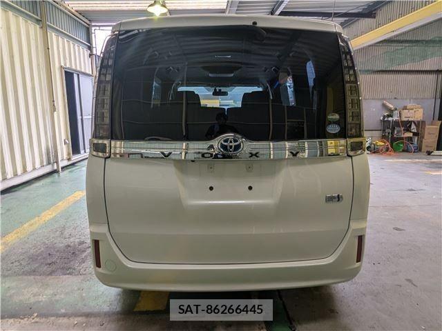 Toyota VOXY HYBRID 2015-09 8851074-7