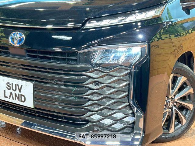 Toyota VOXY HYBRID 2023-11 8851060-12