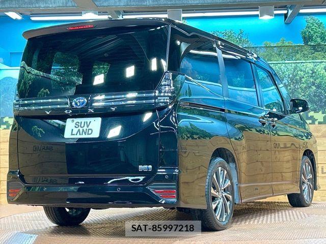 Toyota VOXY HYBRID 2023-11 8851060-17