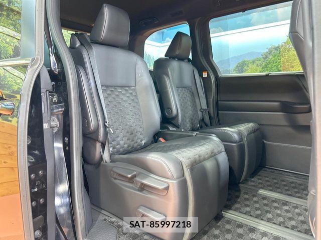 Toyota VOXY HYBRID 2023-11 8851060-8