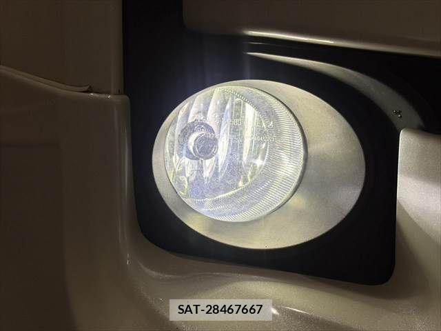 Toyota VOXY HYBRID 2015-07 8851070-13