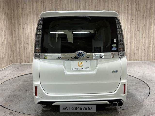 Toyota VOXY HYBRID 2015-07 8851070-19