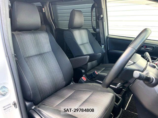 Toyota VOXY HYBRID 2019-04 8872390-7
