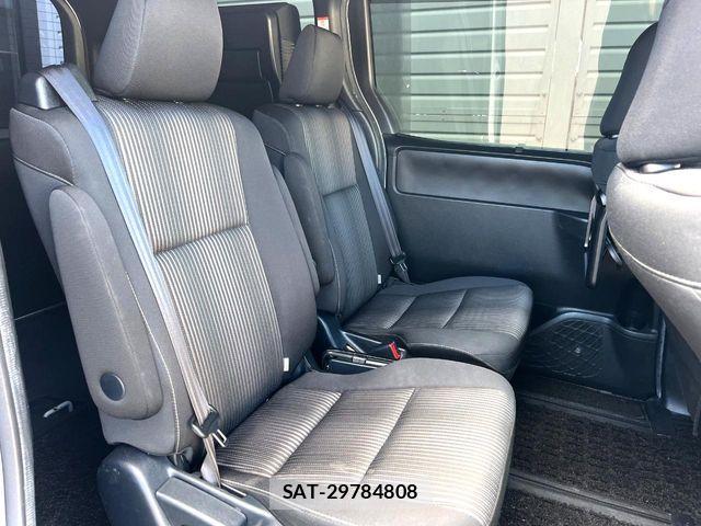 Toyota VOXY HYBRID 2019-04 8872390-8