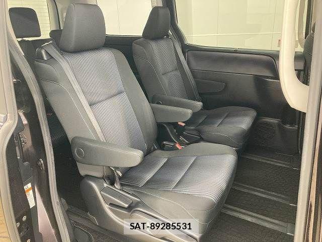 Toyota VOXY HYBRID 2016-04 8872392-10