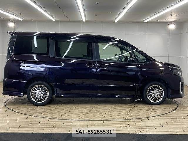 Toyota VOXY HYBRID 2016-04 8872392-17