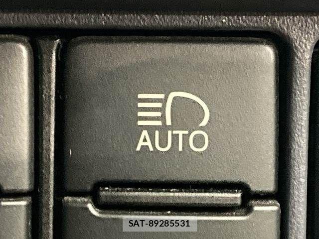 Toyota VOXY HYBRID 2016-04 8872392-7