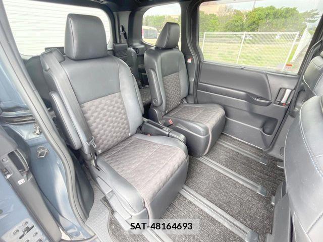 Toyota VOXY HYBRID 2023-10 8872382-9