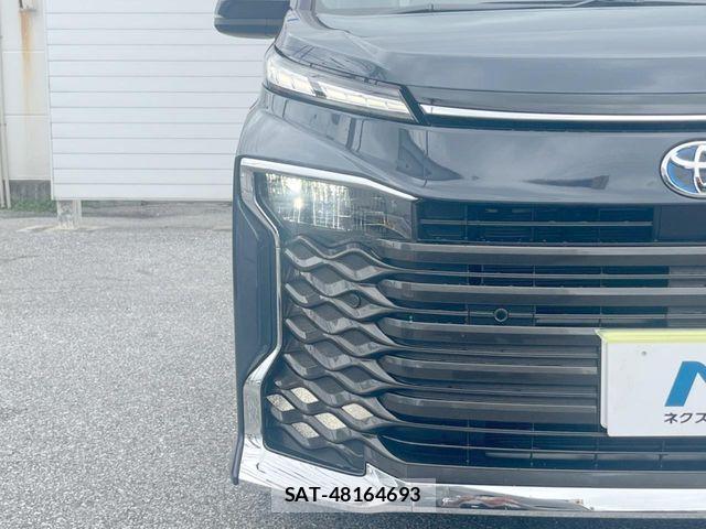 Toyota VOXY HYBRID 2023-10 8872382-13