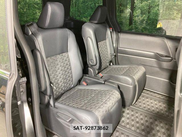 Toyota VOXY HYBRID 2023-07 8872384-8