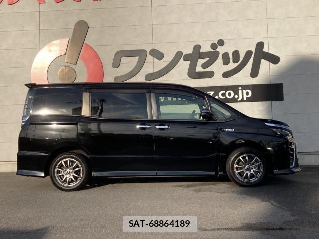 Toyota VOXY HYBRID 2019-07 8882932-19