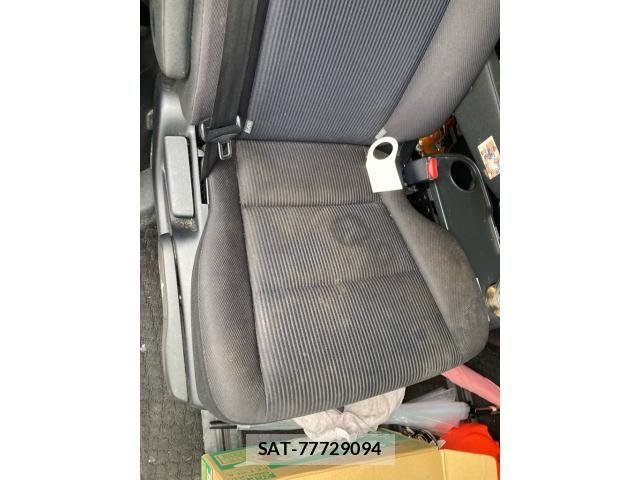 Toyota VOXY HYBRID 2014-04 8882948-11