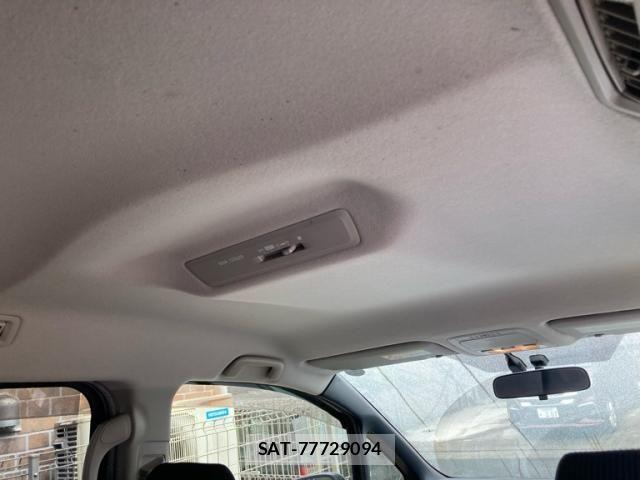 Toyota VOXY HYBRID 2014-04 8882948-13
