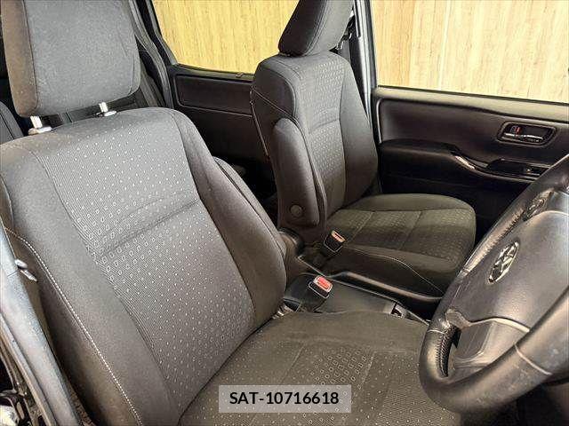 Toyota VOXY HYBRID 2018-04 8882941-9