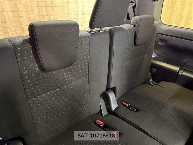 Toyota VOXY HYBRID 2018-04 8882941-11