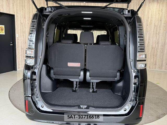 Toyota VOXY HYBRID 2018-04 8882941-12