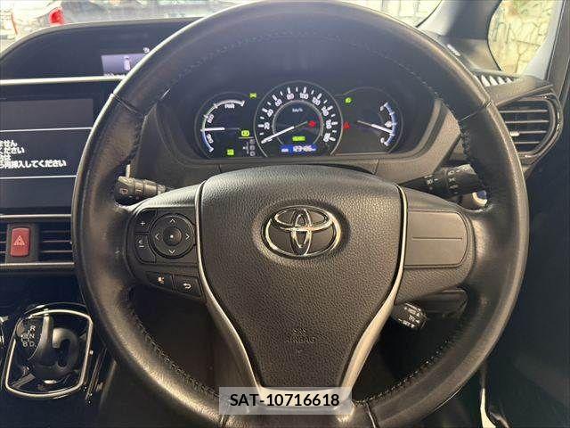 Toyota VOXY HYBRID 2018-04 8882941-13