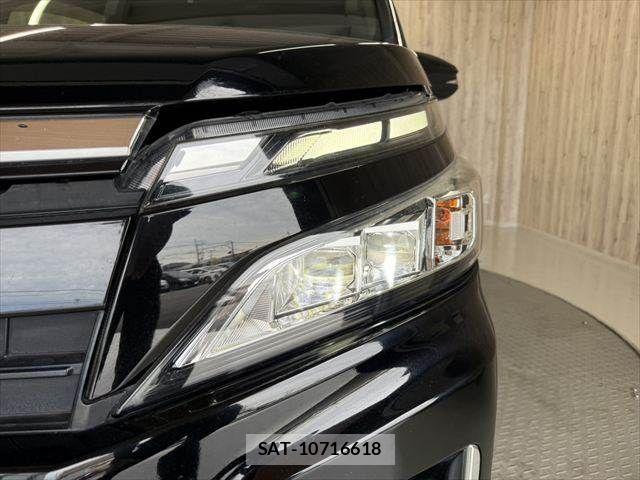 Toyota VOXY HYBRID 2018-04 8882941-14