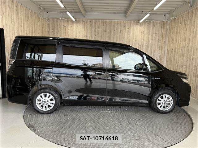 Toyota VOXY HYBRID 2018-04 8882941-19