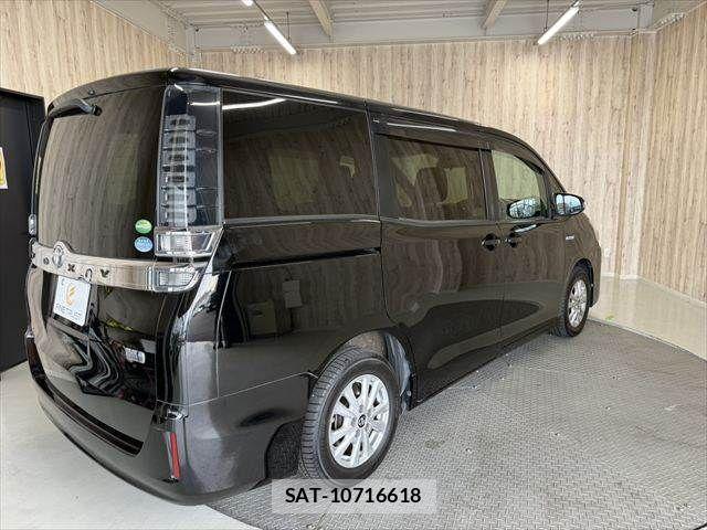 Toyota VOXY HYBRID 2018-04 8882941-20