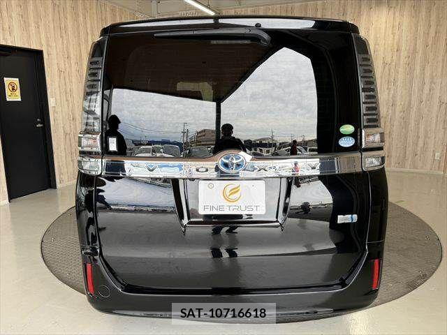 Toyota VOXY HYBRID 2018-04 8882941-21