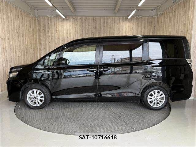 Toyota VOXY HYBRID 2018-04 8882941-23