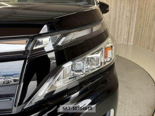 Toyota VOXY HYBRID 2018-04 8882941-24
