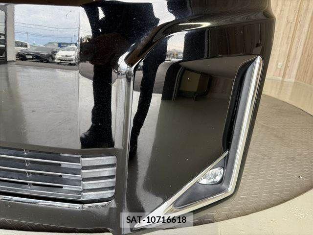 Toyota VOXY HYBRID 2018-04 8882941-25