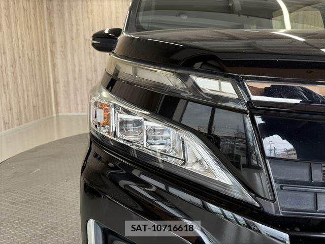 Toyota VOXY HYBRID 2018-04 8882941-26