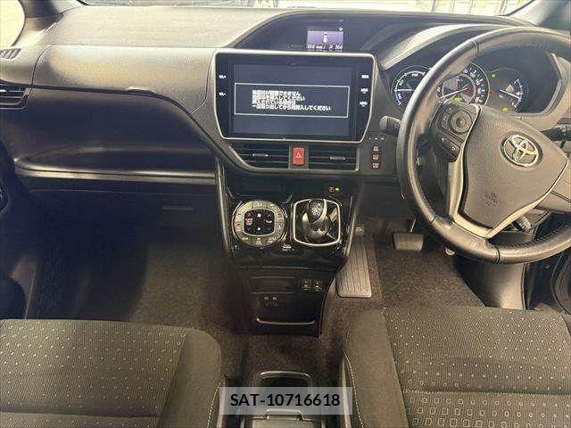 Toyota VOXY HYBRID 2018-04 8882941-2