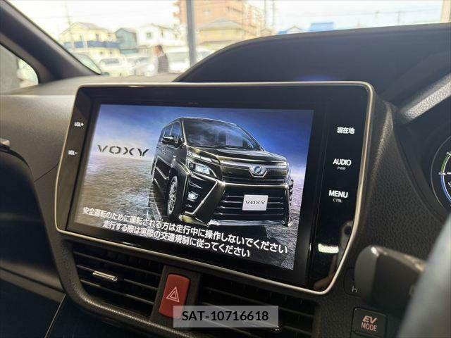 Toyota VOXY HYBRID 2018-04 8882941-5