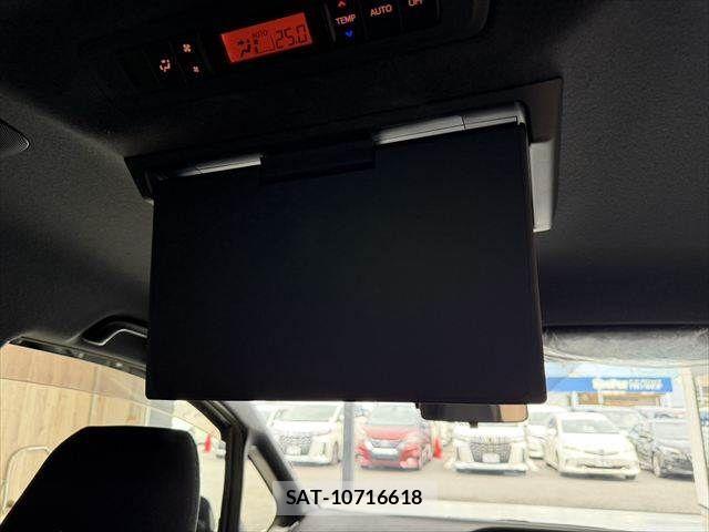 Toyota VOXY HYBRID 2018-04 8882941-6