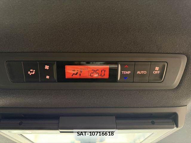 Toyota VOXY HYBRID 2018-04 8882941-7