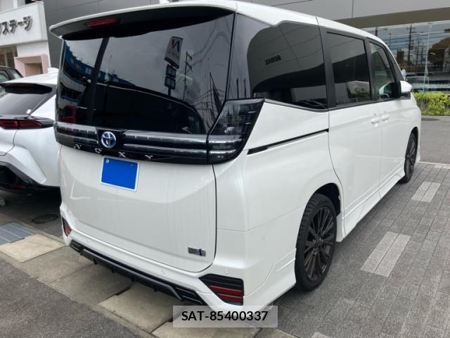 Toyota VOXY HYBRID 2025-02 8882916-2
