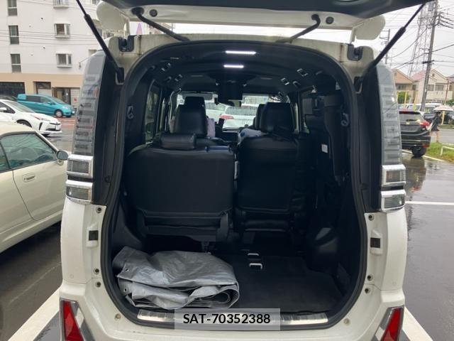 Toyota VOXY HYBRID 2019-11 8882938-10
