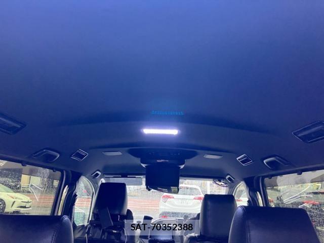 Toyota VOXY HYBRID 2019-11 8882938-11
