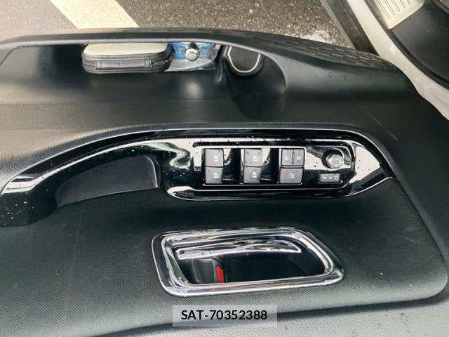 Toyota VOXY HYBRID 2019-11 8882938-16