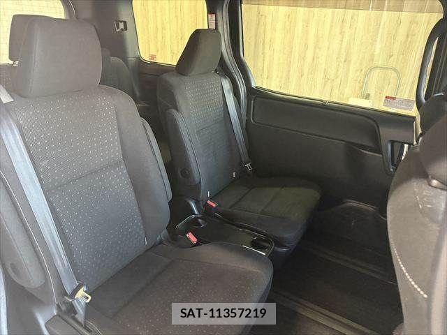 Toyota VOXY HYBRID 2018-10 8882939-9